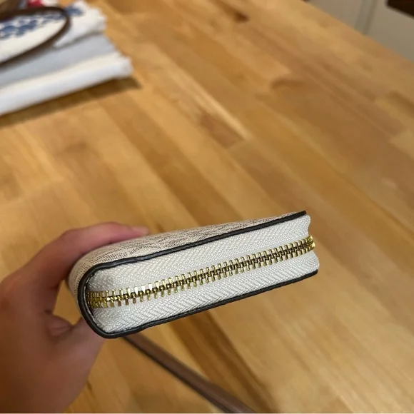 Michael Kors Jet Set Signature Logo Smartphone Wristlet - Picture 5 of 11